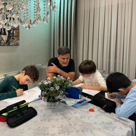 Şarkıcı İzzet Yıldızhan oğullarıyla poz verdi